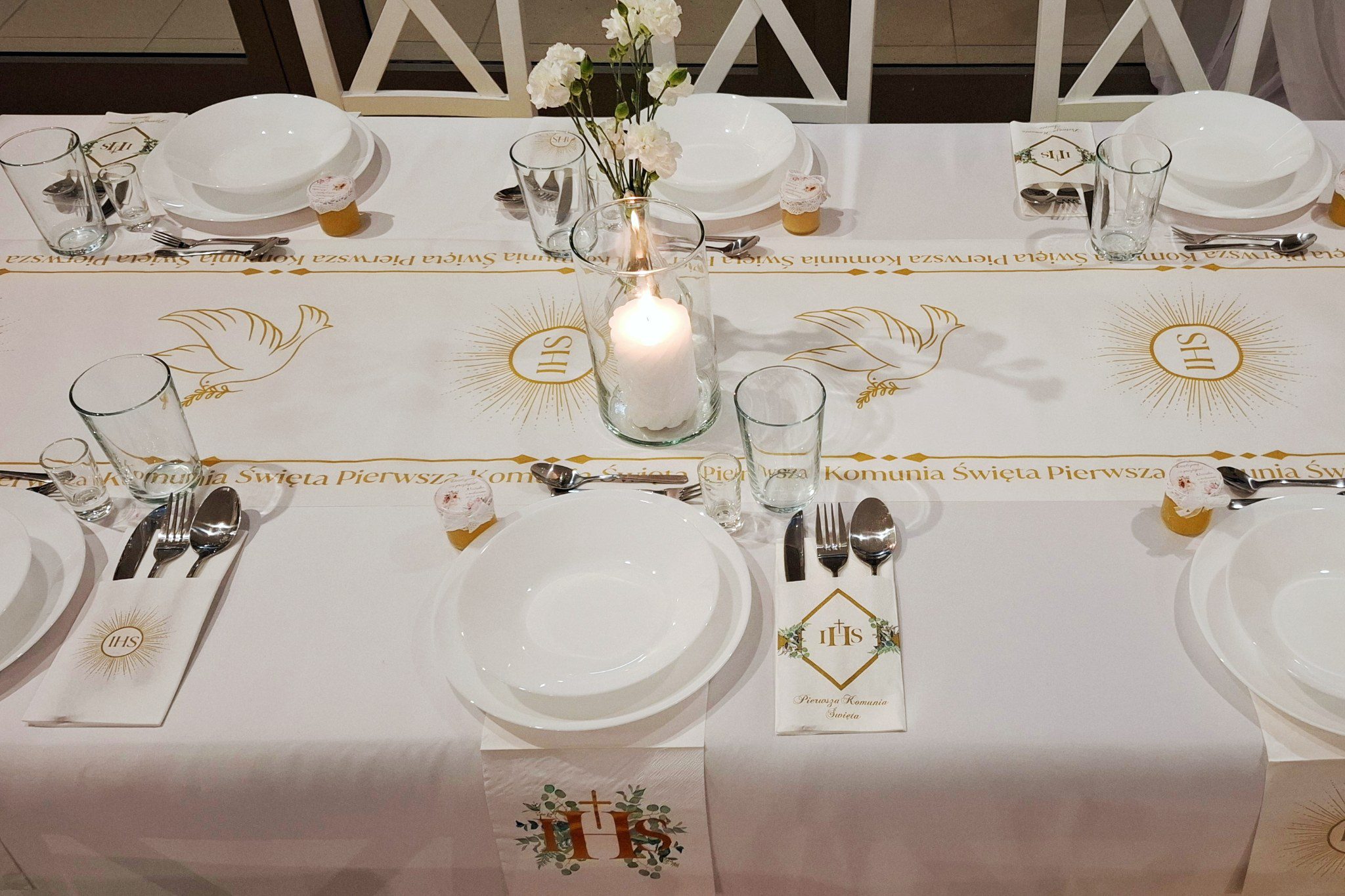 Organizacja komunii i przyjęć rodzinnych – restauracja Osiedlowa Konin Stół przygotowany na przyjęcie Pierwszej Komunii Świętej w restauracji Osiedlowa w Koninie