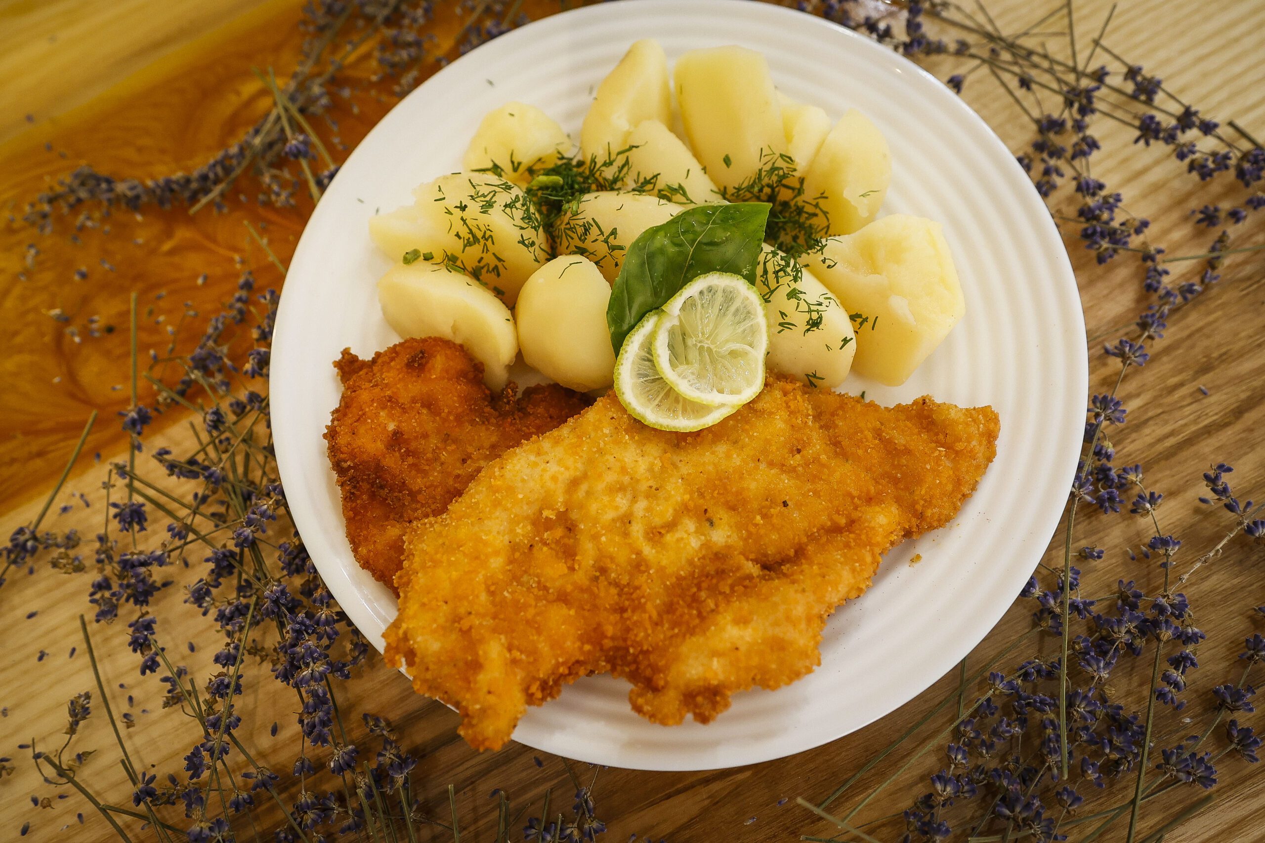 Domowy kotlet z ziemniakami – klasyka smaku w Osiedlowej Konin Tradycyjny domowy obiad z panierowanym kotletem i ziemniakami w restauracji Osiedlowa Konin