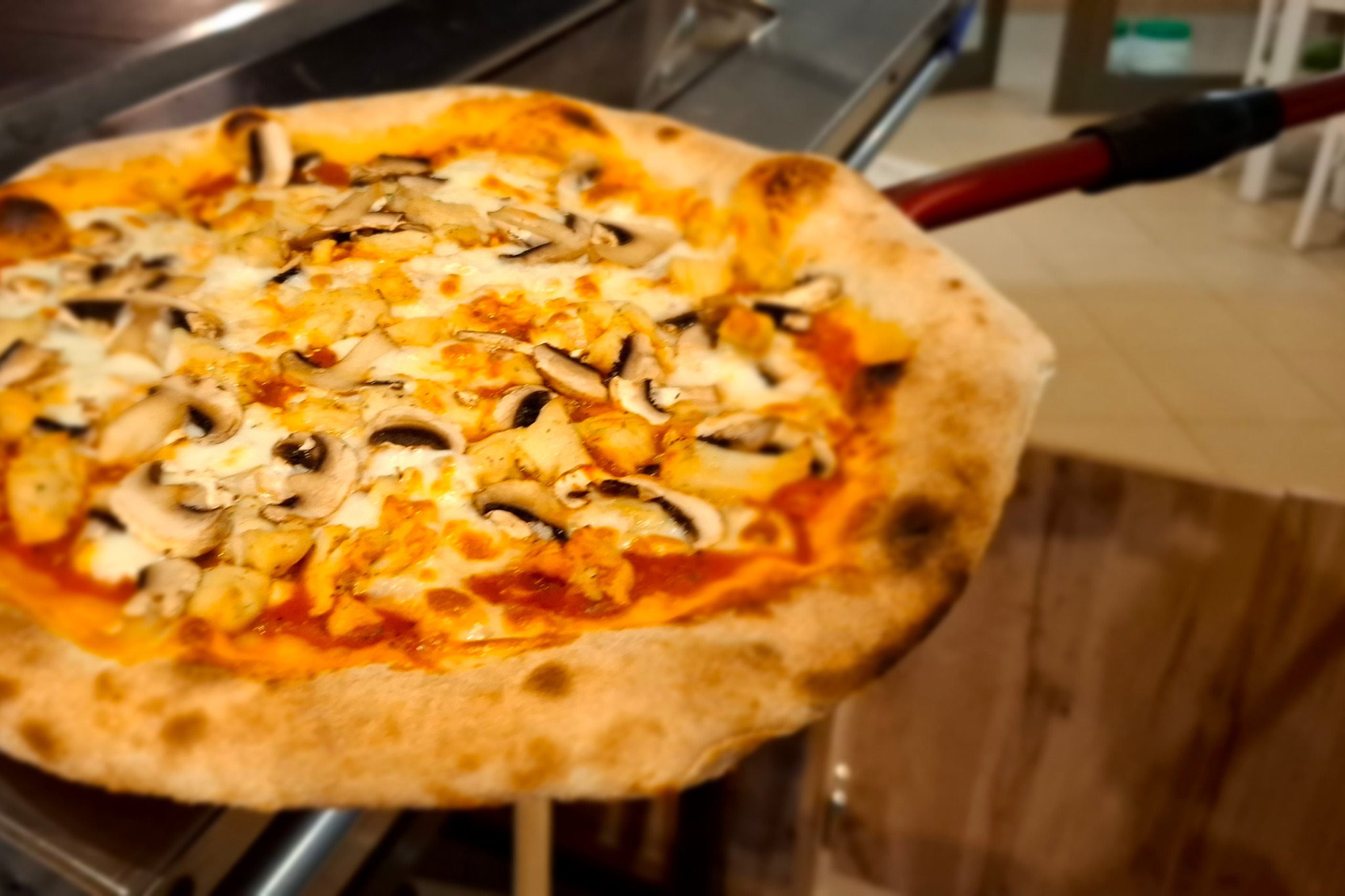 Pizza z kurczakiem i pieczarkami – klasyczna propozycja z Osiedlowej Konin Pizza z kurczakiem i pieczarkami wypiekana w restauracji Osiedlowa w Koninie