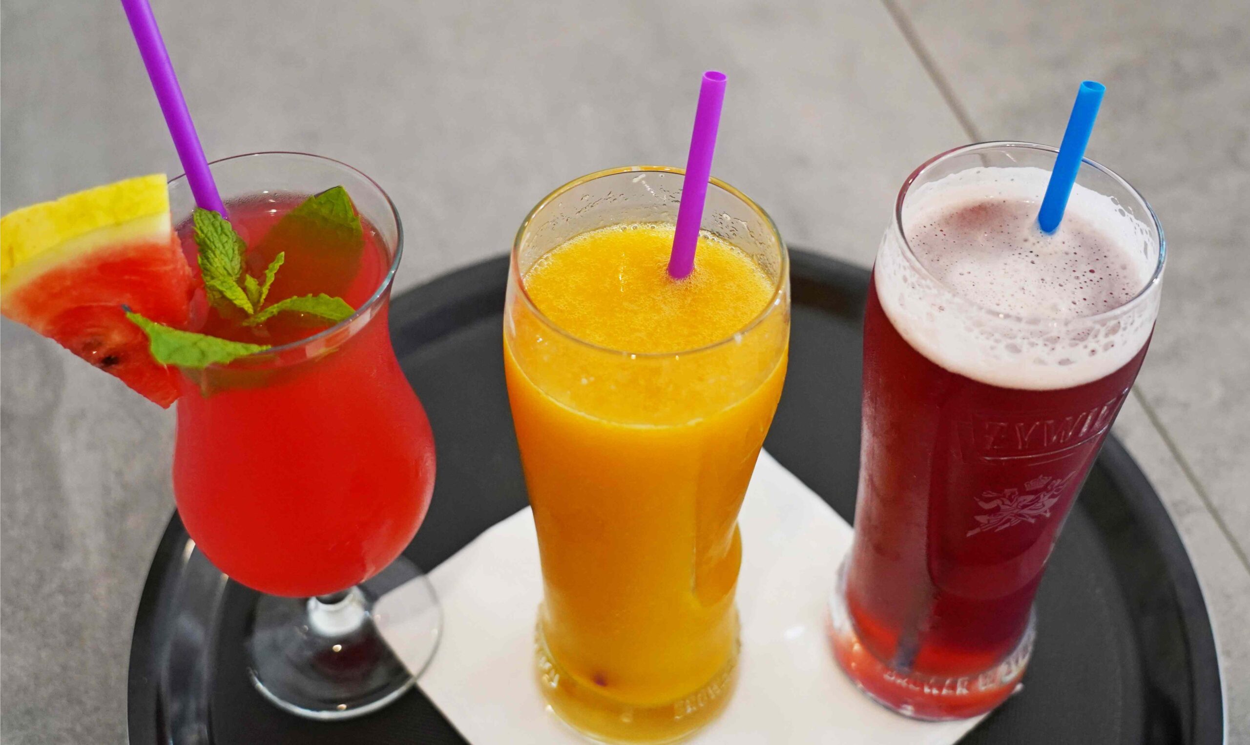 Kolorowe koktajle piwne – Mango, Piwna Colada i inne – unikalna oferta w Koninie